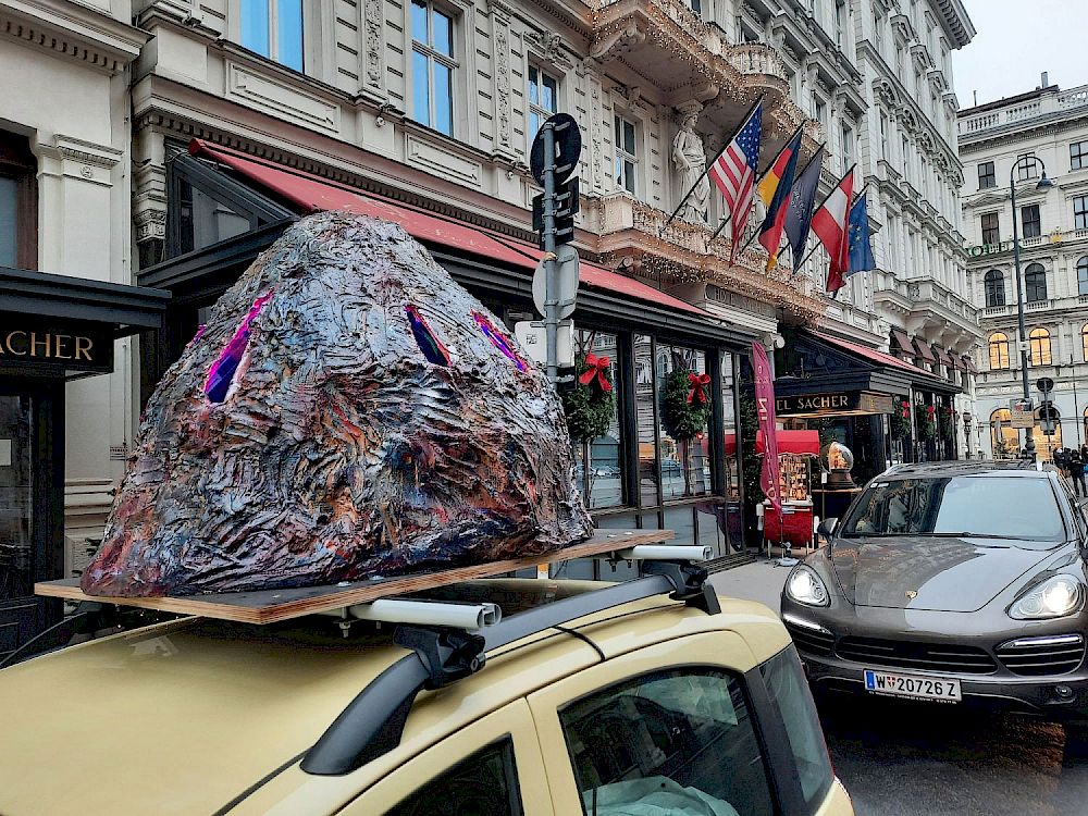 Skulptur von Valentin Aigner © Peter Fritzenwallner/Daihatsu Rooftop Gallery, 2020